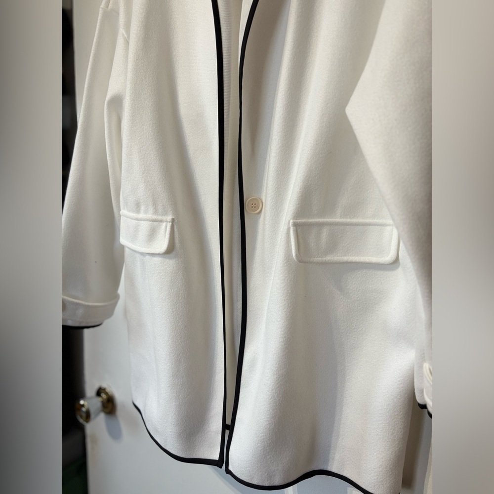 ❌SOLD Elegant White Women's Coat with Black Trim – Size L 🤍 - Picture 2 of 5
